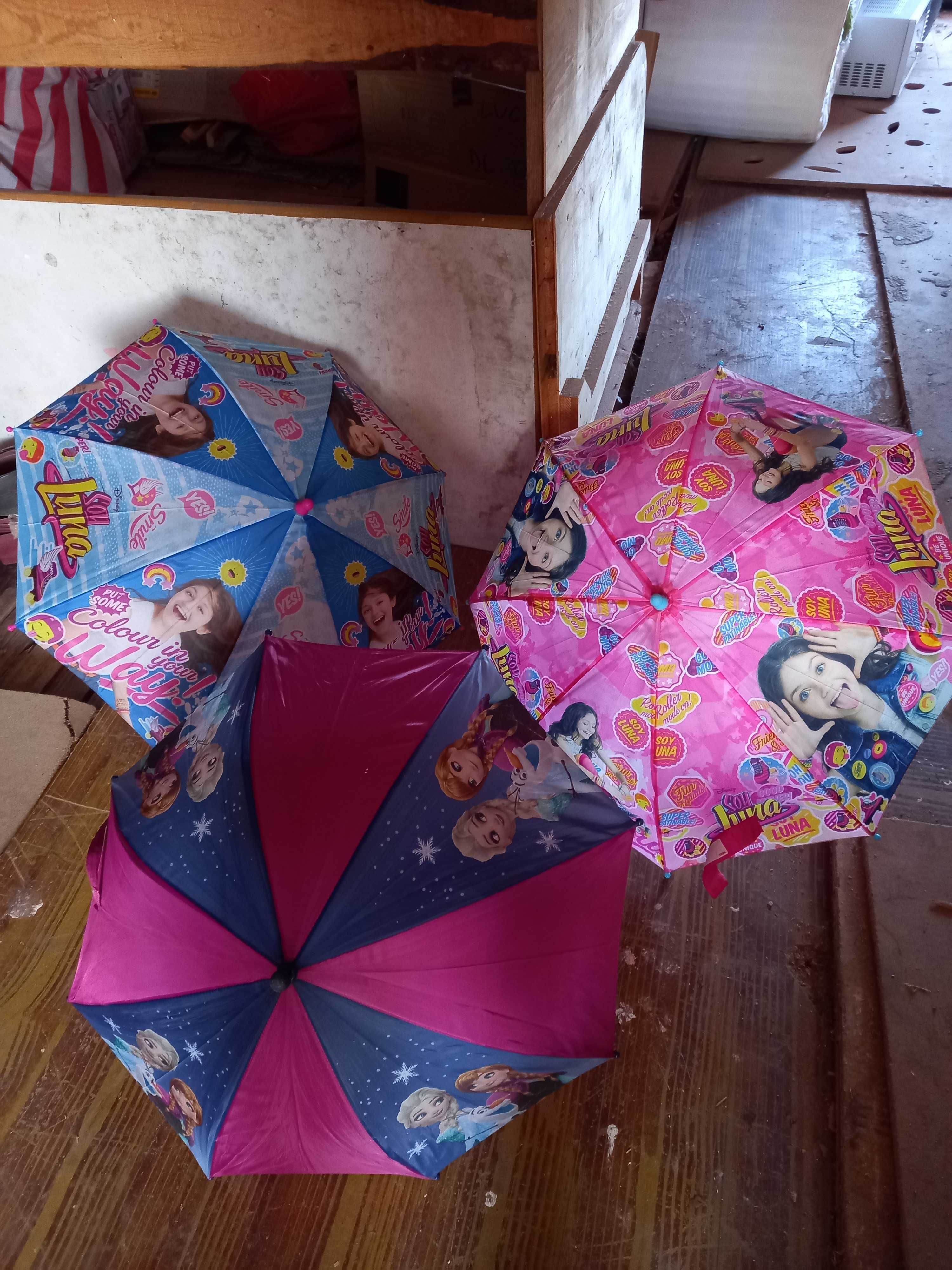 Vand 3 umbrele de ploaie pentru fetițe de 6 pana la 10 ani