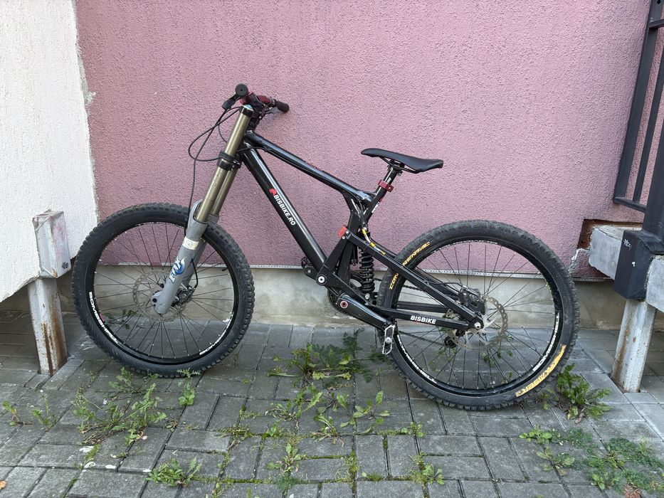 Bicicleta downhill full suspension