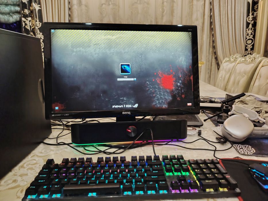 Kamputer pratsessor mishka klavish kalonkasi daje ekranlari bn