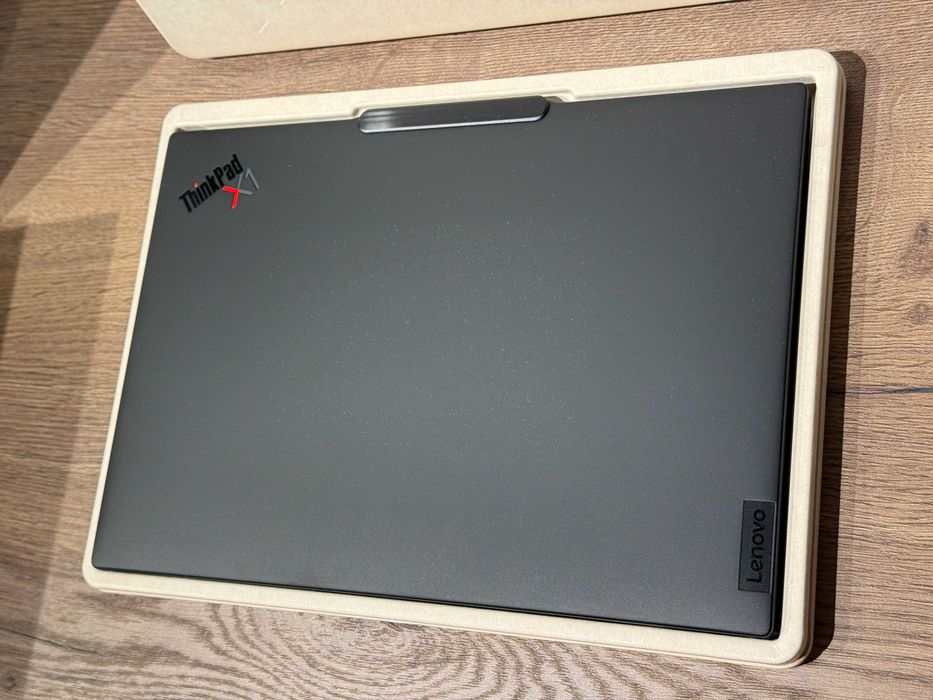 Laptop Lenovo ThinkPad X1 Carbon 13 2.8K OLED Ultra7 268V 32GB Ram 1TB