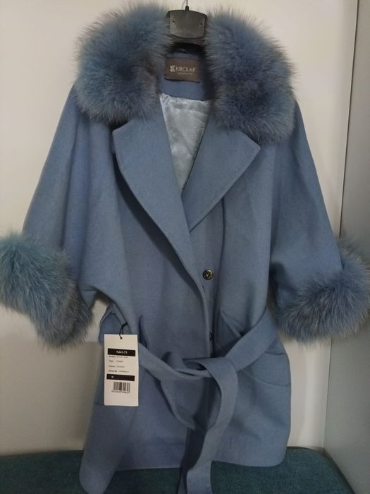 Haină de cașmir și cu guler și mâneci de vulpe baby blue