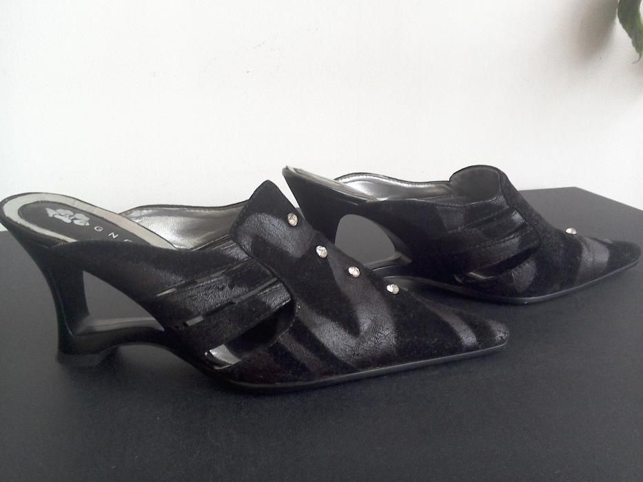 Saboți din imitație catifea, negrii, deosebiți, cu cristale