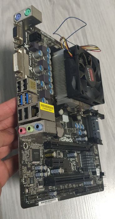 Продавам дънна платка ASRock FM2A75M-DGS с AMD процесор и охладител