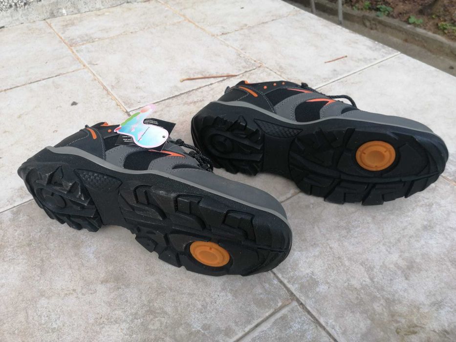 Продавам нови работни обувки, с бомбе. 45 номер