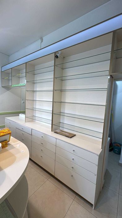 Vând mobilier farmacie complet – stare excelentă