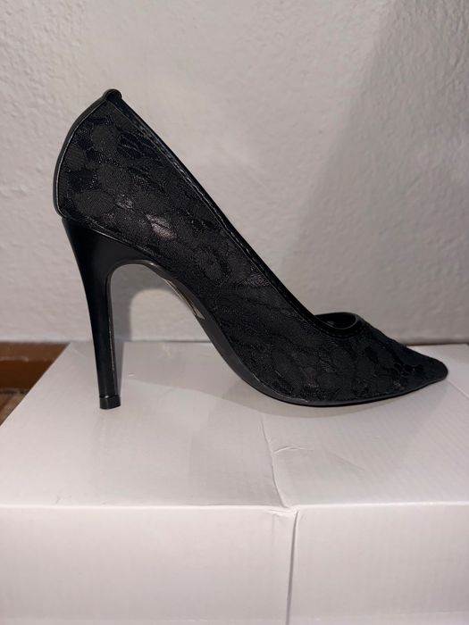 Черни токчета с дантела