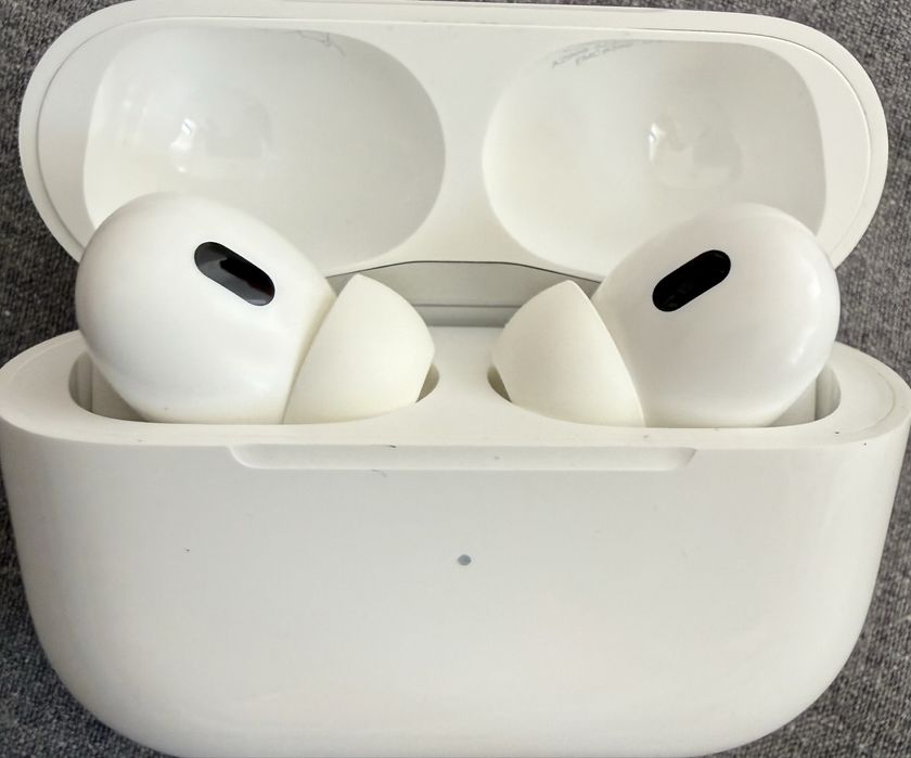 Apple Airpods Pro 2, conector USB-C, alb, carcasa incarcare wireless