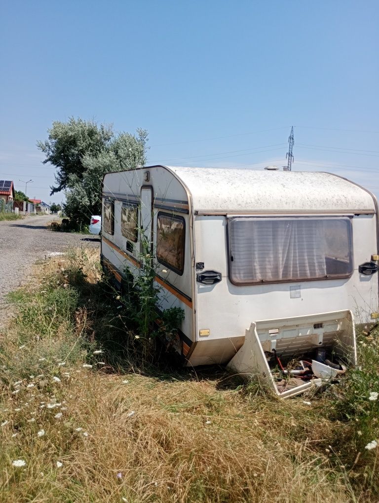 Vînd rulotă fără acte, lungime int. 5m l, preț 3500 negociabil.