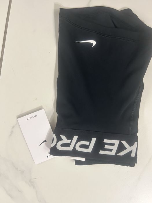 Продавам Новo nike pro