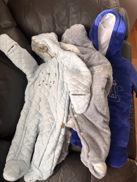 Vand combinizoane bebe in stare foarte buna