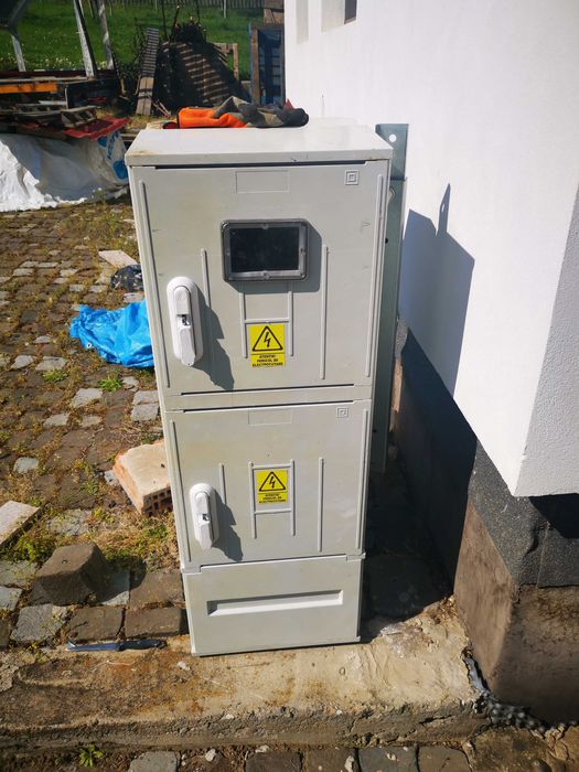 Vând cutie tip BMPT, pe postament, cu loc pentru contor