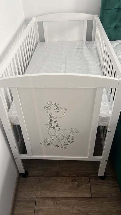 Pătuț lemn masiv 120x60cm alb cu roți Bria saltea,pernă și cearșafuri.