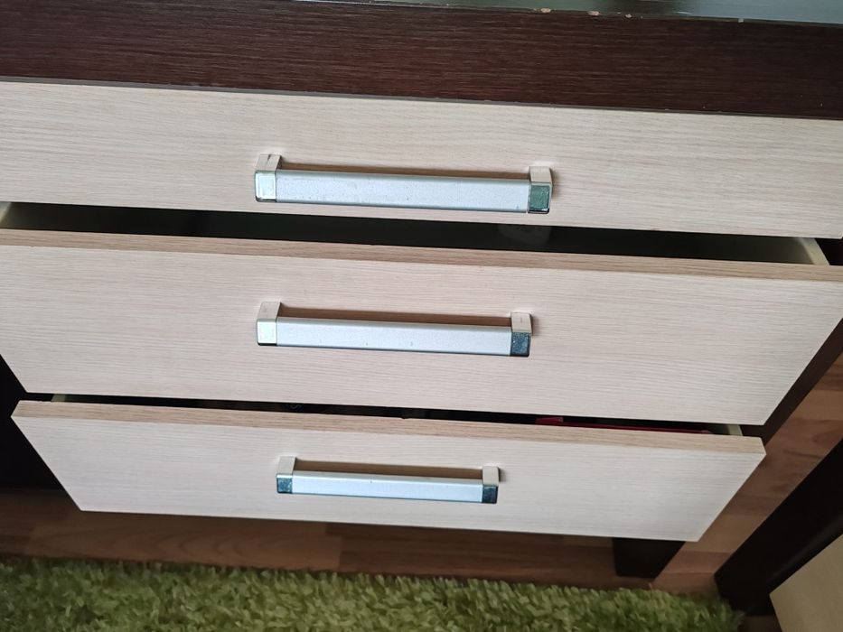 Set dormitor  conține pat + saltea 180/200.,noptiere +masă de toaleta