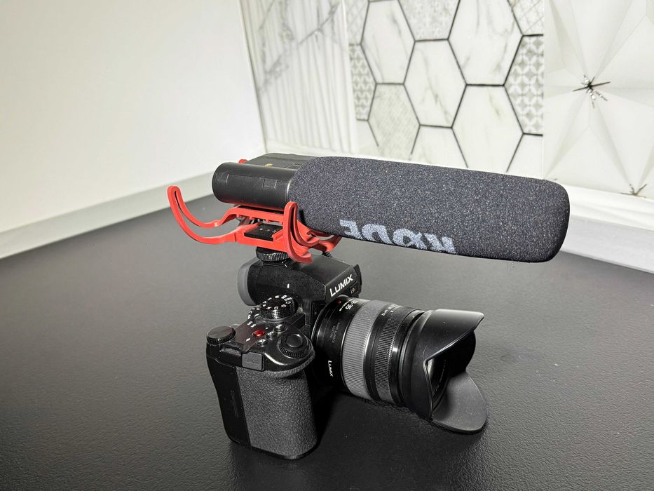 Vând LUMIX G9 II + 12-35mm f/2.8 + Sigma 56mm f/1.4 + microfon Rode