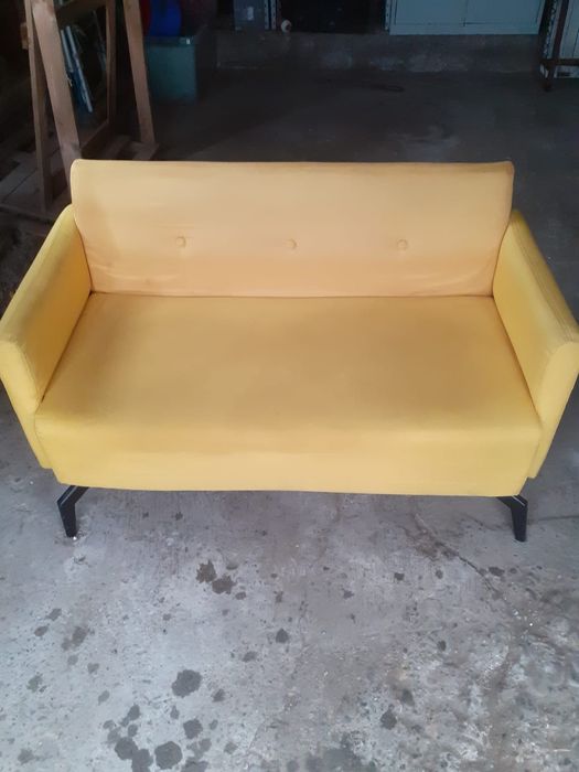 Vând canapea galbena