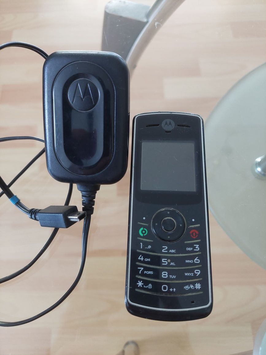 Продавам мобилен телефон Motorola W180.
