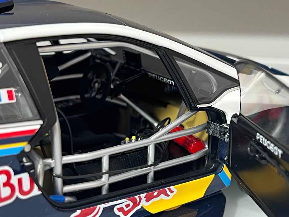 Macheta Auto 1/18 Autoart Peugeot 208 T16 Pikes Peak Loeb