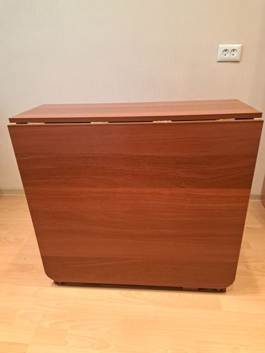 Продам стол книжку