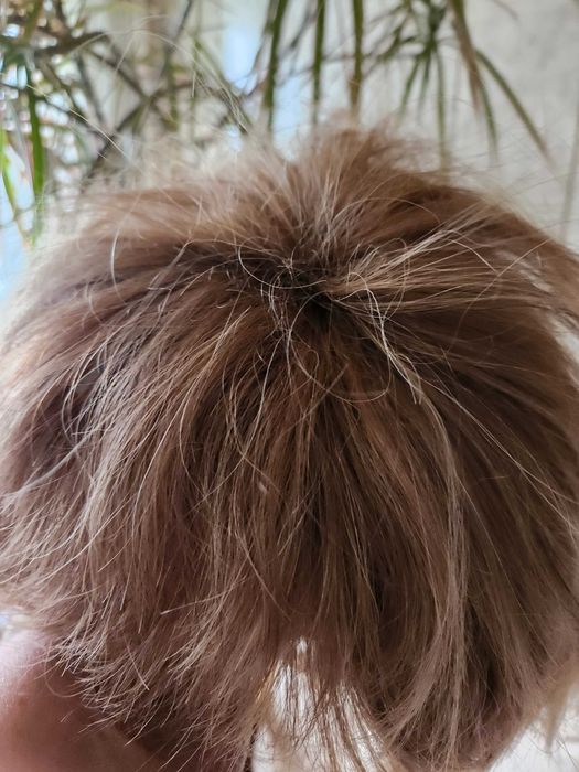 Продам дёшево парики из натуральных волос.