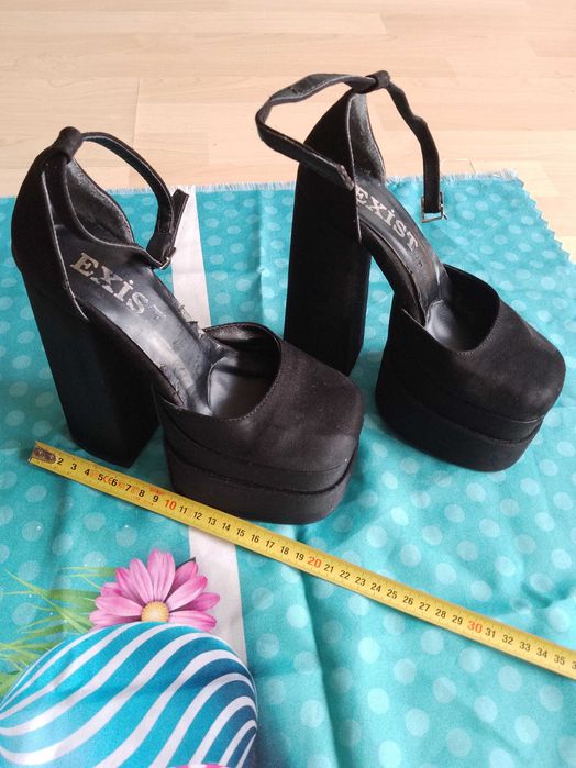 Продавам маркови дамски обувки на висок ток. Не носени.№35 .