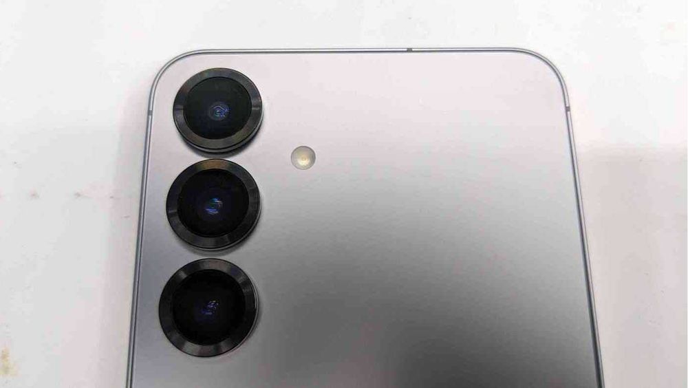 Продава се Samsung Galaxy s25 128GB Silver Shadow