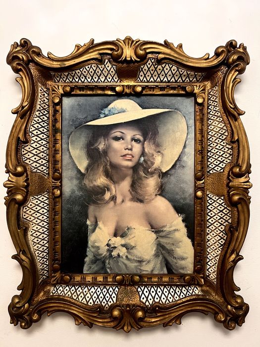 Superb print pe carton, reprezentând o tânără doamnă cu pălărie albă.