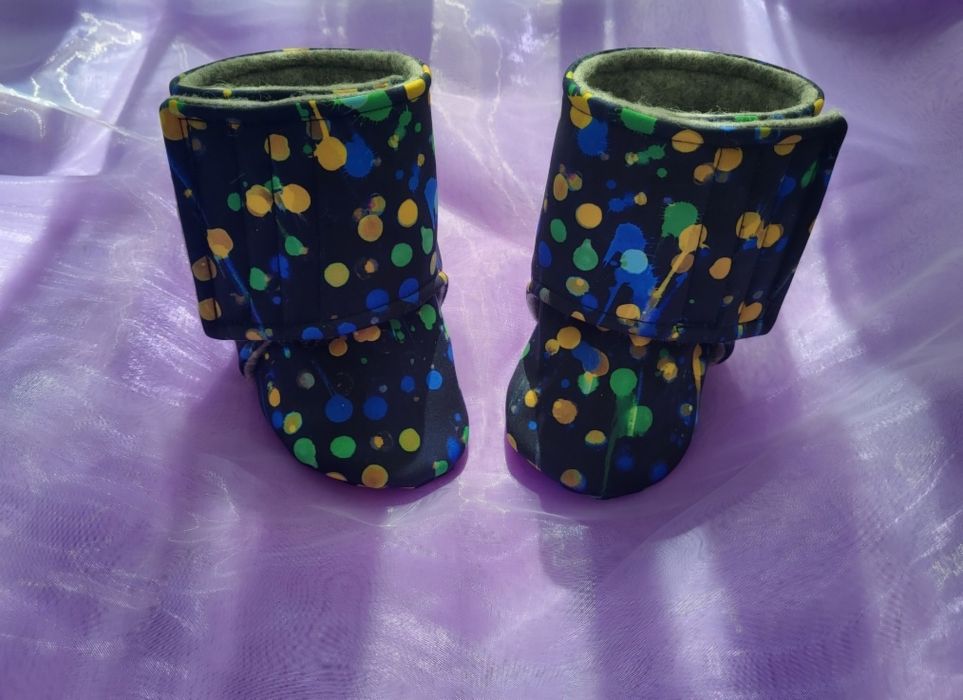 Botoșei babywearing cu lână în interior