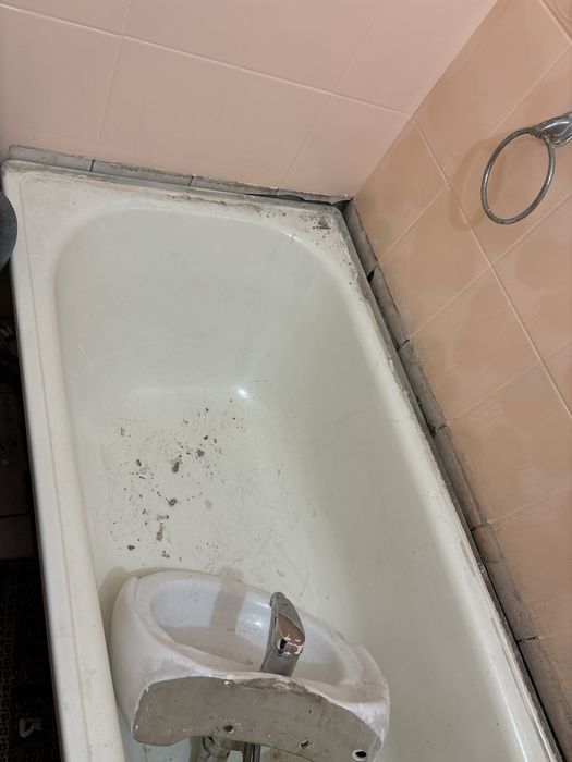 Отдам ванну металлическую 700х1700, раковину со смесителем.