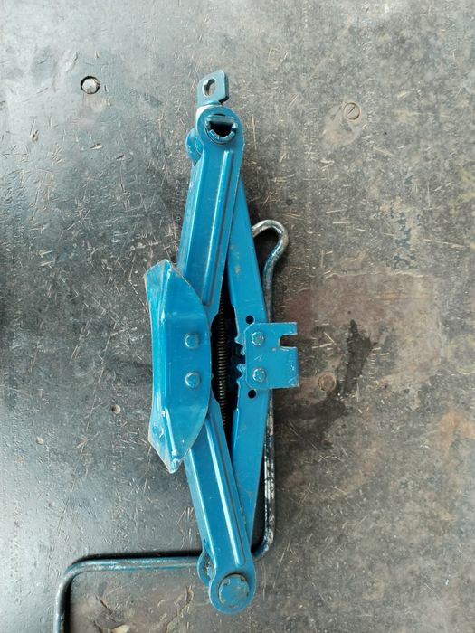 Домкрат для легкового авто. Подходит на Kia, Toyota и др. авто.