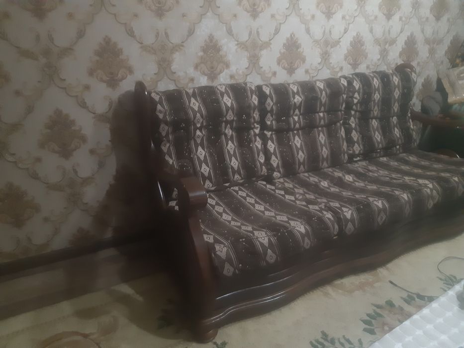 Качественный  деревянный диван очень хорошем состоянии