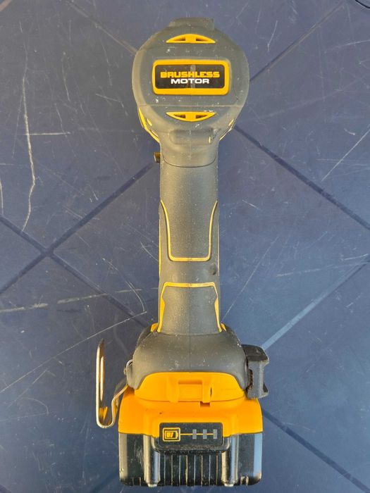 Удaрен винтоверт / импакт DeWALT DCF887 BRUSHLESS 18V с батерия 5.0Ah