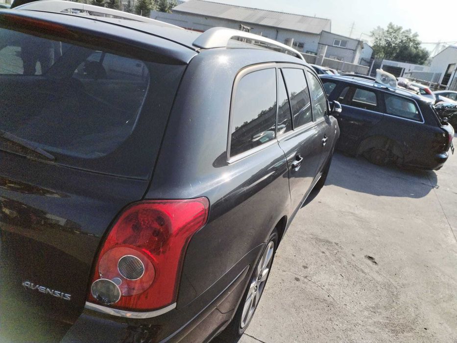 Dezmembrez Toyota Avensis