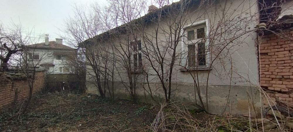 Продава се къща в гр. Ихтиман в идеален център.