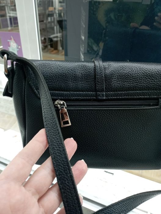 Продам отличную кожаную сумку, и очень крепкую и стильную ,удобную.