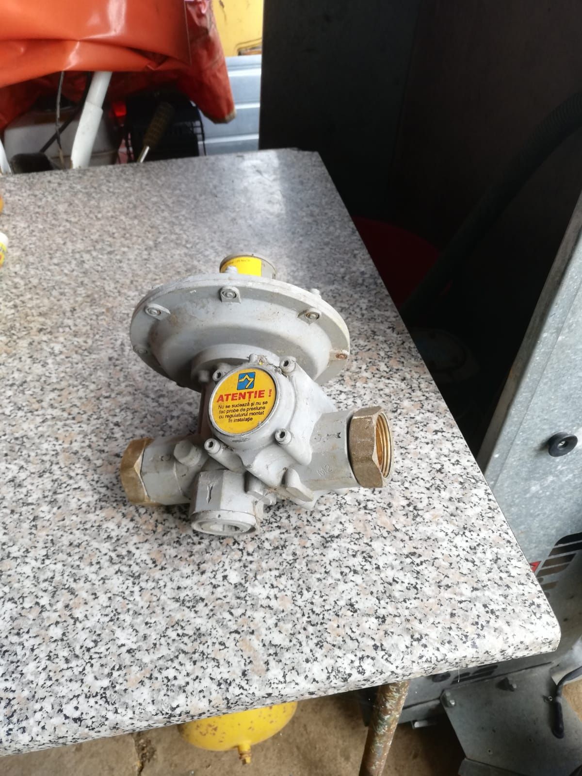 Vând regulator gaze