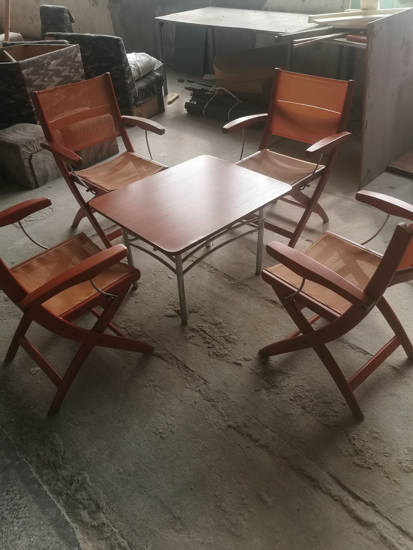 Комплект маса с 4 сгъваеми стола