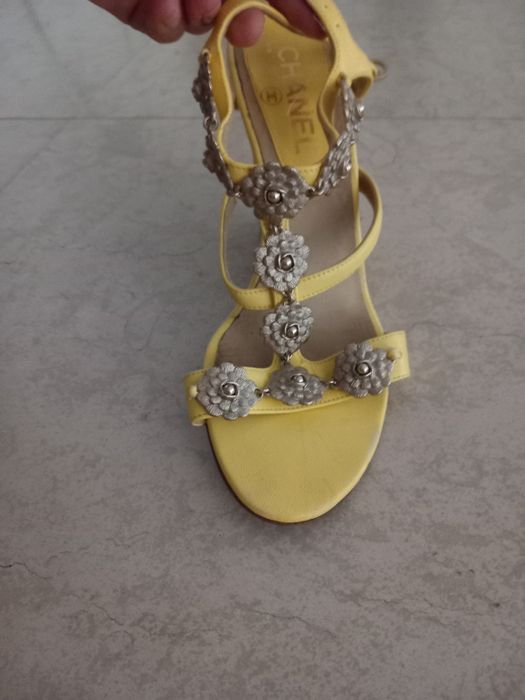 Sandale galbene chanel