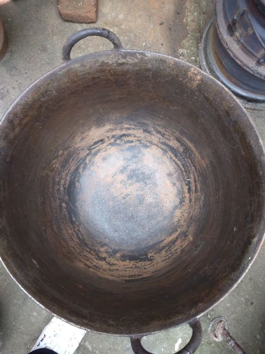 Se vinde 2 ceaune de fonta nunul de 30l și unul de 50l mai multe detal