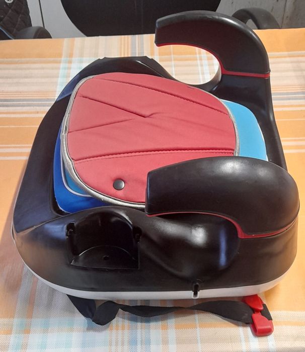 Vând urgent scaun pentru copi auto