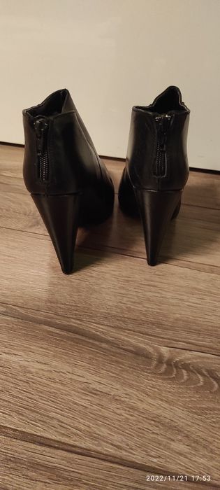 Високи черни боти