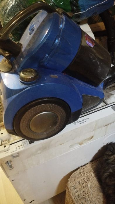 Посудомоечная машина и пылесос