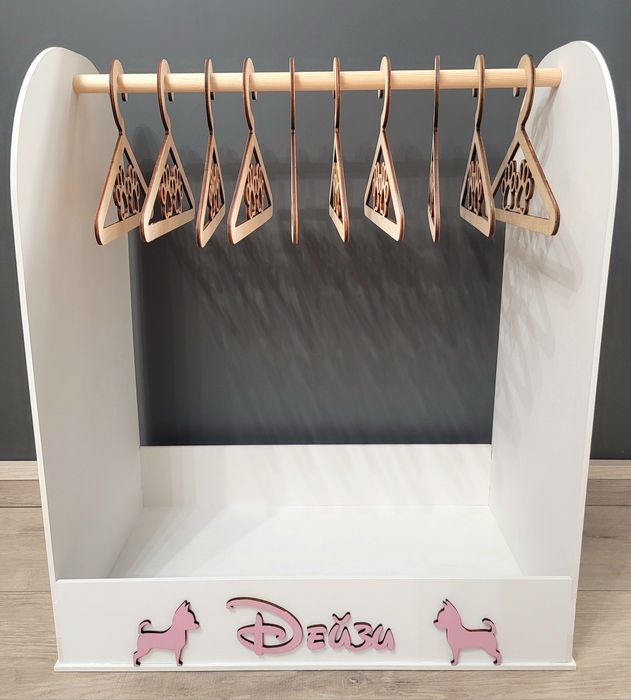 Дървена закачалка за кучешки дрешки.