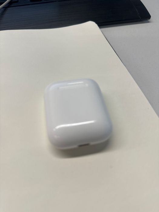 Продаю оригинальные Apple AirPods (скорее всего 2 поколение)