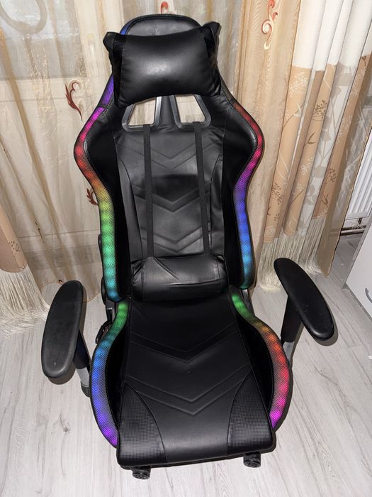 Scaun gaming cu lumini ambientale