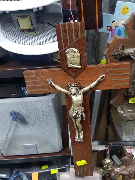 Най-различни модели кръстове купени са от Франция