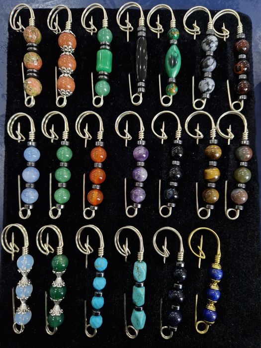 Брошь булавка из натуралных камней.  Tabiiy toshli to‘g‘nagich