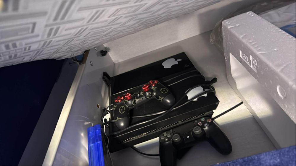Ps4 със 8игри и два джойстика