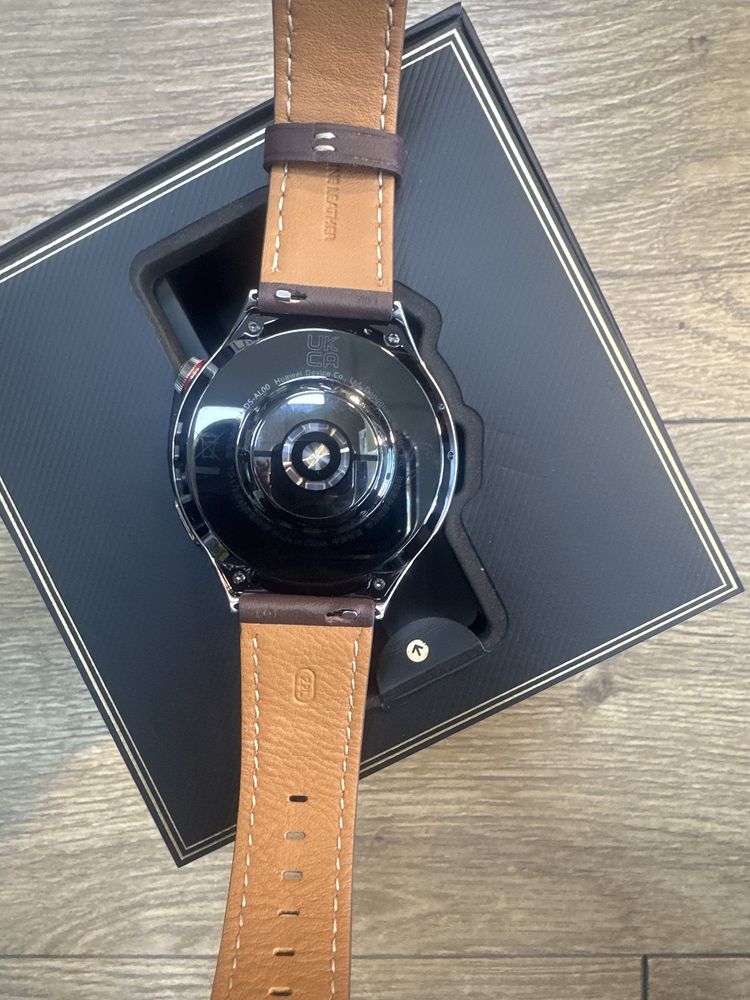 Huawei watch 4 pro dark brown Перфектен!