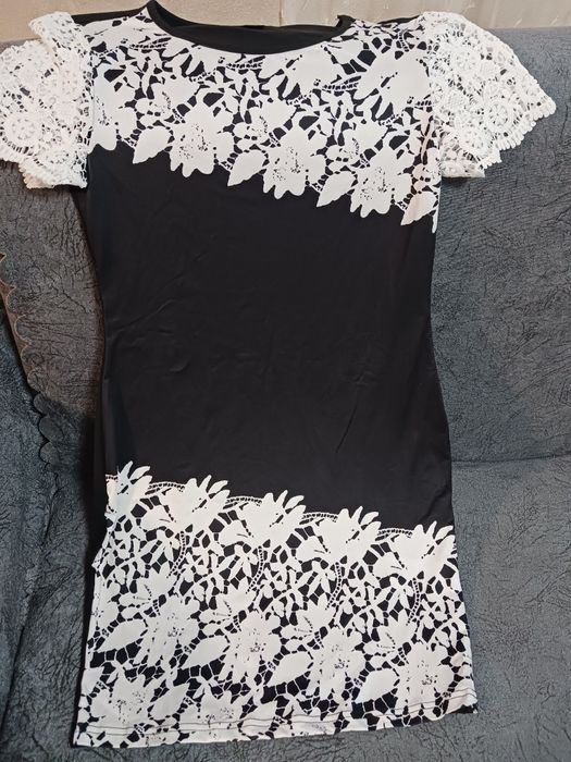 Роклятъмно синя с бял ръкав дантелен