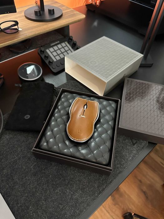 Mouse Lunar Artefacts (piele naturala, nou)